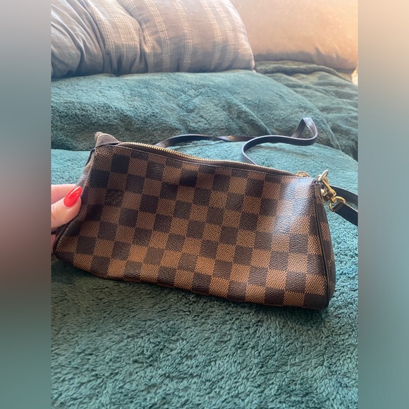 Louis Vuitton - Picture 4 of 5